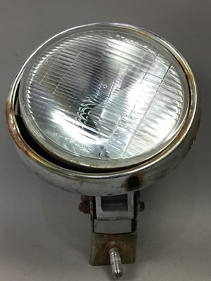 Lot 400A - A VINTAGE AUTOMOBILE LAMP AND A LOCK AND KEY