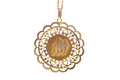 Lot 497 - A MIDDLE EASTERN EIGHTEEN CARAT GOLD PENDANT ON CHAIN