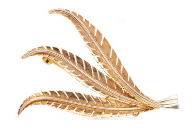 Lot 499 - A GOLD LEAF BROOCH