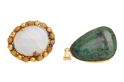 Lot 501 - AN AGATE OVAL BROOCH AND A PENDANT