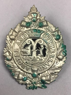 Lot 68 - A HIGHLAND LIGHT INFANTRY SILVER SWEETHEART BROOCH AND AN ARGYLLS CAP BADGE