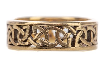 Lot 506 - A CELTIC WEDDING BAND