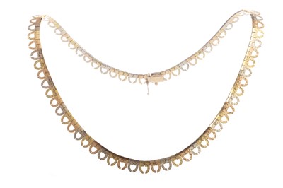 Lot 513 - A GOLD NECKLET