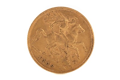 Lot 8 - AN EDWARD VII GOLD HALF SOVEREIGN DATED 1909