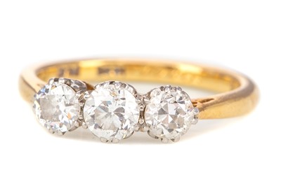 Lot 522 - A DIAMOND THREE STONE RING