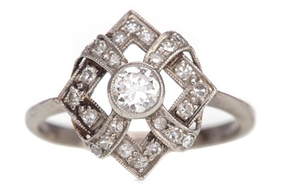 Lot 524 - A DIAMOND PLAQUE RING