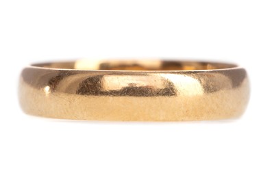 Lot 528 - A GOLD WEDDING BAND