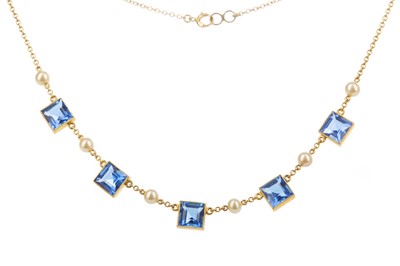 Lot 532 - A BLUE PASTE AND FAUX PEARL NECKLET