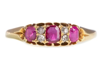 Lot 541 - A RUBY AND DIAMOND RING