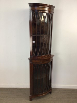 Lot 75 - A MAHOGANY REPRODUCTION CORNER CABINET