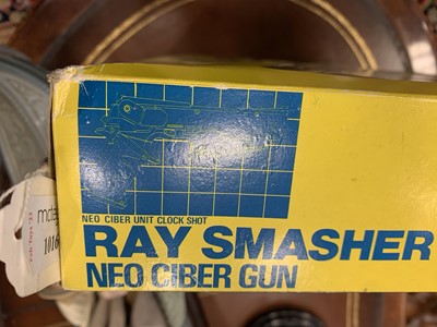 Lot 1016 - AN SNK NEO CIBER UNIT RAY SMASHER CLOCKSHOT NEO CIBER GUN SET