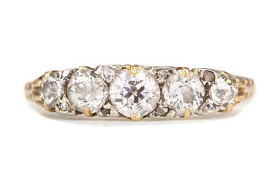 Lot 546 - A DIAMOND FIVE STONE RING