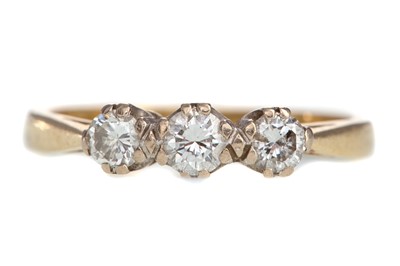 Lot 547 - A DIAMOND THREE STONE RING