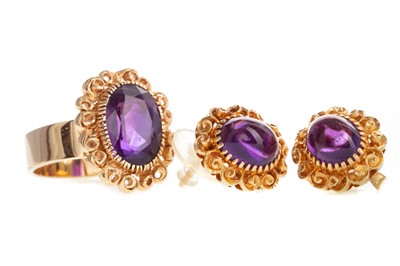 Lot 557 - AN AMETHYST RING AND PAIR OF EARRINGS