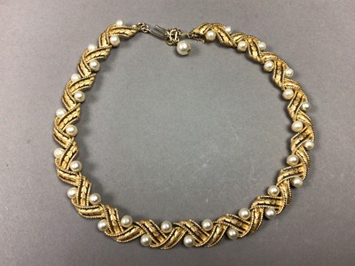 Lot 171 - A LOT OF COSTUME JEWELLERY