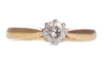 Lot 565 - A DIAMOND SOLITAIRE RING