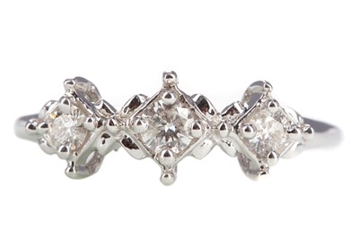 Lot 568 - A DIAMOND THREE STONE RING