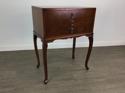 Lot 185 - A TABLE CANTEEN OF PLATED CUTLERY