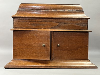 Lot 220 - A PORTABLE WIND UP GRAMOPHONE