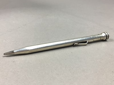 Lot 228 - A SILVER PROPELLING PENCIL, OTHER PENS AND COSTUME JEWELLERY