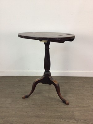 Lot 373 - AN EARLY 19TH CENTURY OAK TILT TOP TEA TABLE