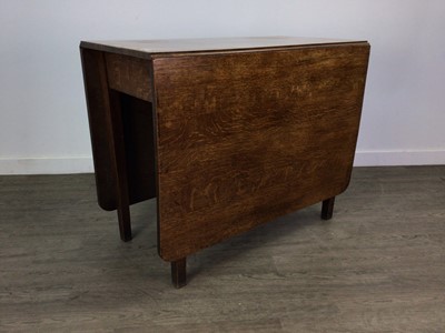 Lot 251 - AN OAK GATE LEG TEA TABLE