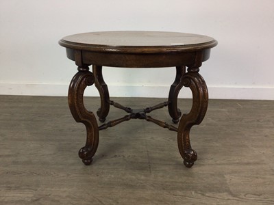 Lot 254 - AN OAK CIRCULAR OCCASIONAL TABLE