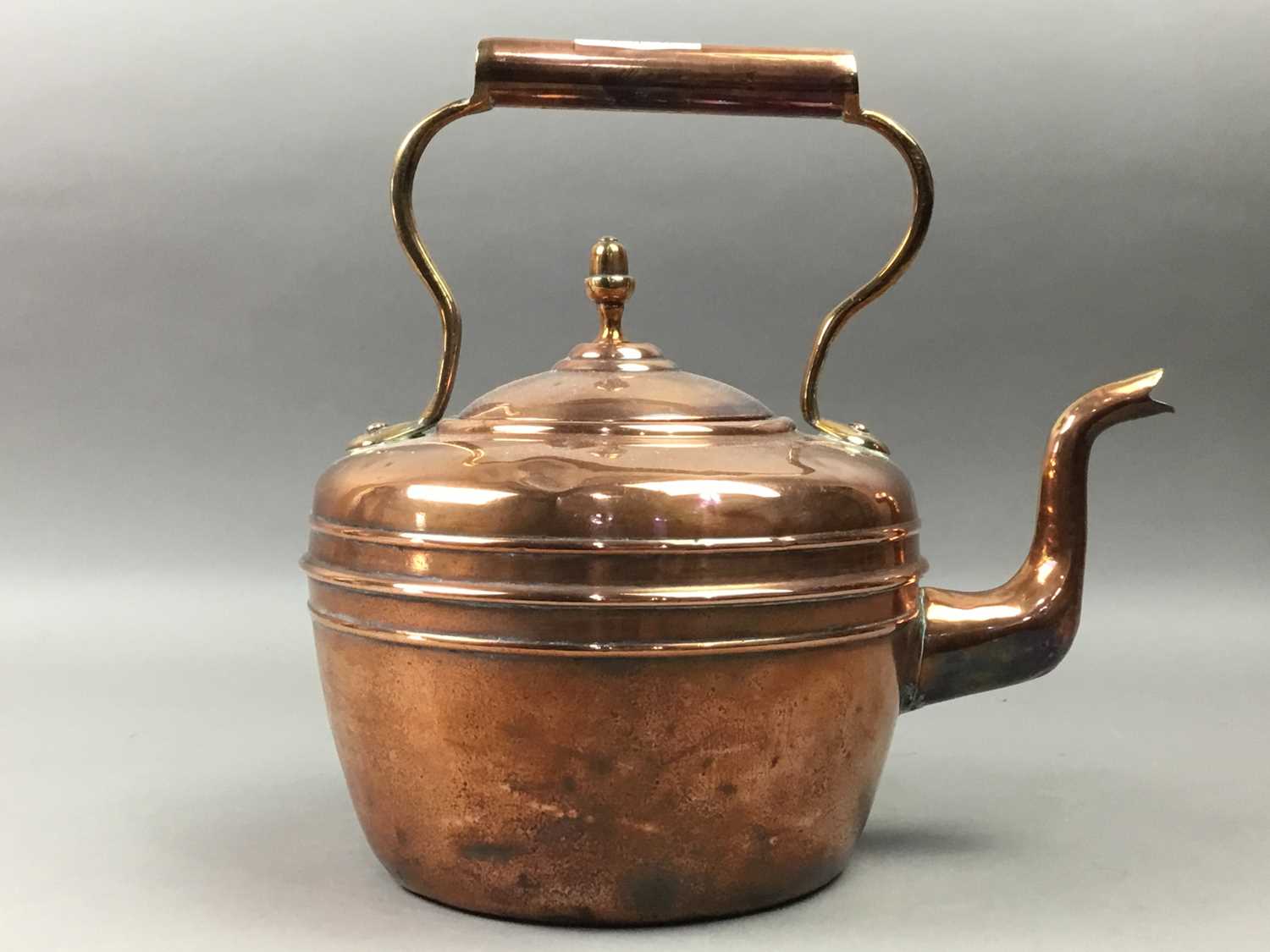 Lot 316 - A VICTORIAN COPPER KETTLE, JELLY PAN AND BED WARMING PAN