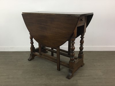 Lot 840 - AN OAK GATE LEG TABLE OF QUEEN ANNE DESIGN