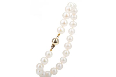 Lot 426 - A PEARL BRACELET