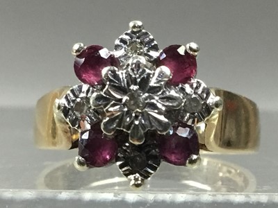 Lot 462 - A RUBY AND DIAMAND RING