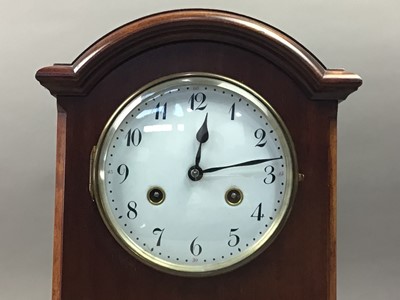 Lot 449 - A MAHOGANY MANTEL CLOCK