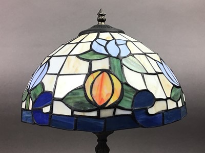 Lot 453 - A TIFFANY STYLE TABLE LAMP