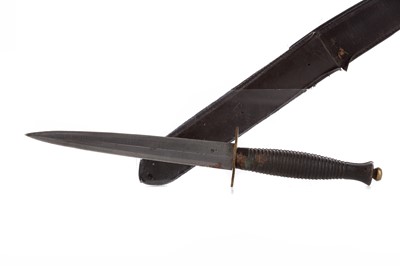 Lot 90 - A MID-20TH CENTURY COMMANDO STYLE FIGHTING KNIFE