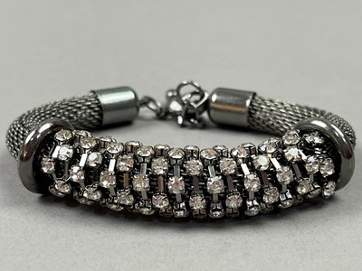 Lot 588 - A MIXED LOT OF COSTUME JEWELLERY