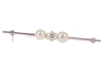 Lot 582 - A FAUX PEARL AND DIAMOND BROOCH