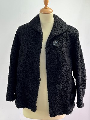 Lot 550 - A GROUP OF FUR JACKETS, HATS, PARASOLS AND HANDBAGS