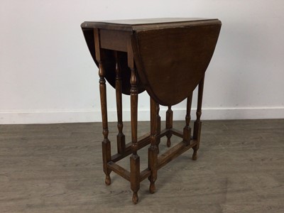 Lot 486 - AN OAK DROP LEAF TEA TABLE