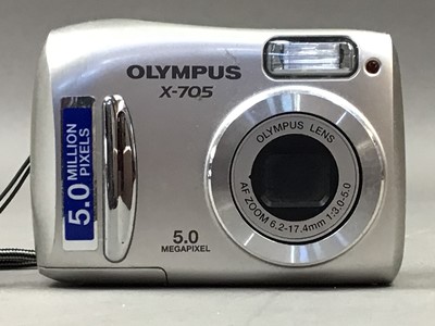 Lot 552 - A GROUP OF VINTAGE CAMERAS AND PHOTOGRAPHIC ACCESSORIES