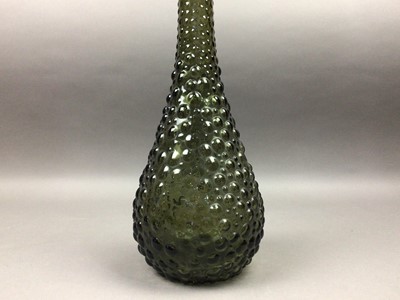 Lot 560 - A GLASS BOTTLE WITH STOPPER AND OTHER GLASS WARE