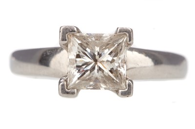 Lot 583 - A DIAMOND SOLITAIRE RING