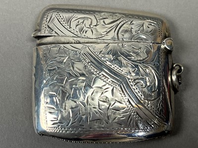 Lot 100A - A SILVER VESTA CASE, WHITE METAL DISH AND A GLASS SCENT BOTTLE