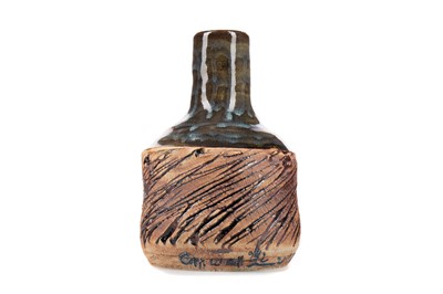 Lot 517 - YOUNGGI SEO (SOUTH KOREAN), STUDIO POTTERY VASE