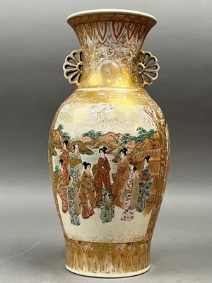 Lot 145A - AN EARLY 20TH CENTURY JAPANESE SATSUMA VASE AND A CHINESE FAMILLE ROSE TEA POT