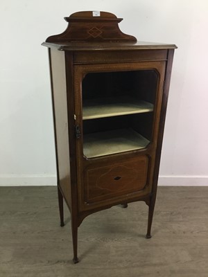 Lot 861 - AN EDWARDIAN INLAID MAHOGANY DISPLAY CABINET