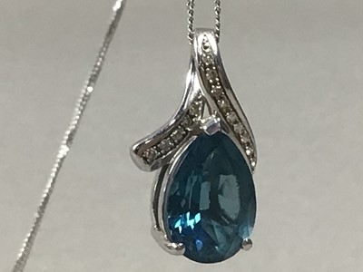 Lot 27 - A GOLD PENDANT