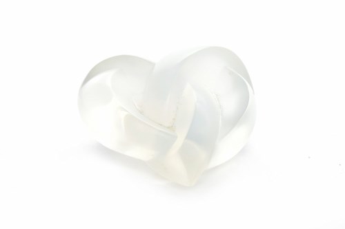 Lot 431 - R. LALIQUE - AN OPALESCENT KNOTTED HEART...