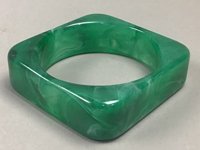 Lot 37 - A GROUP OF COSTUME JEWELLERY