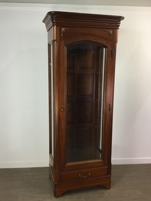 Lot 891 - A REPRODUCTION MAHOGANY VITRINE