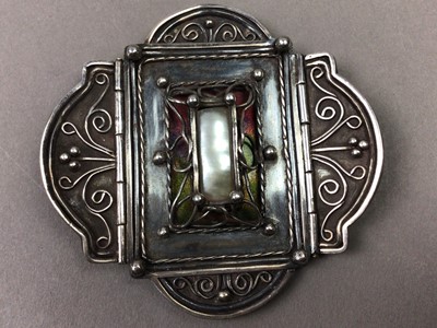 Lot 51 - AN ABELONE SET WHITE METAL BUCKLE, ALONG WITH FURTHER JEWELLERY